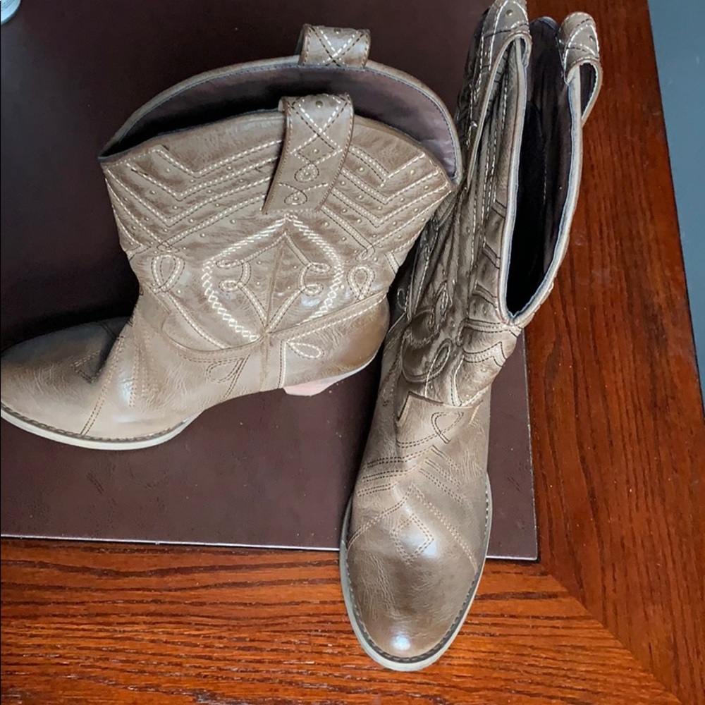 Very Volatile Los Angeles cowgirl boots
Size 9